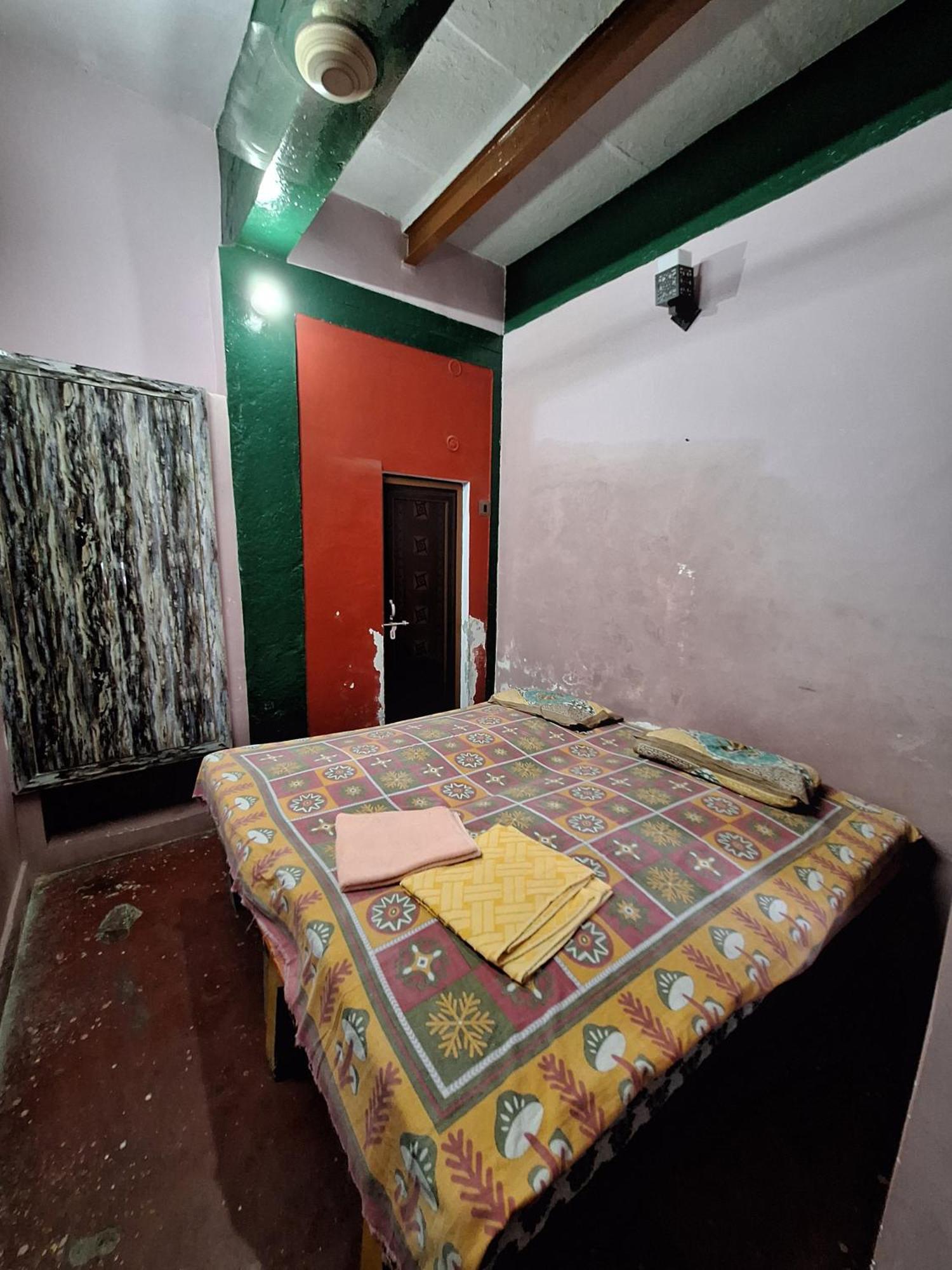 Vishnu Rest House Varanasi Exterior foto